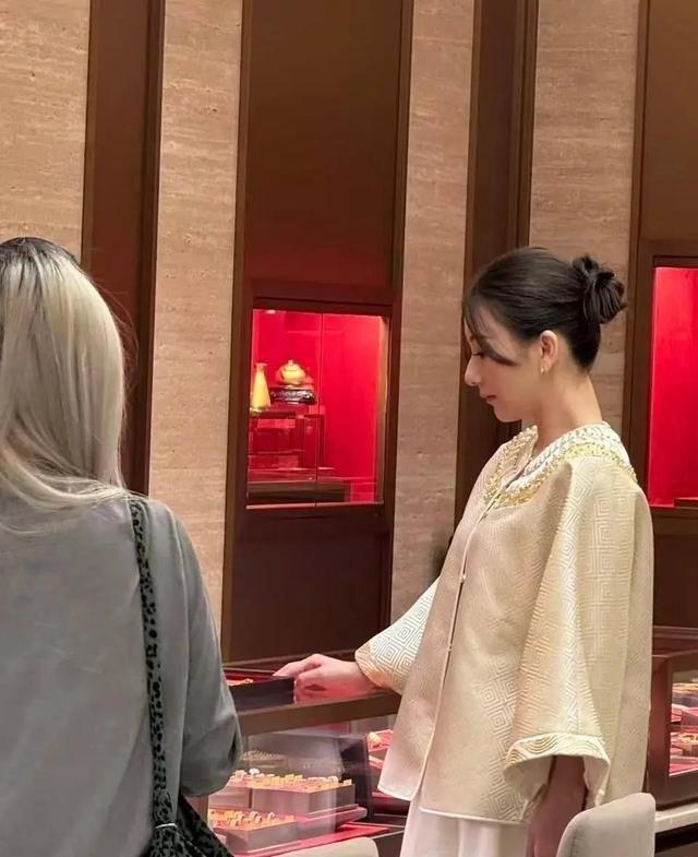 38岁方媛生三胎都是女儿，56岁妈妈比郭富城小4岁，住3亿豪宅帮她带娃，网友问：产后两月就复工，她图啥 ​