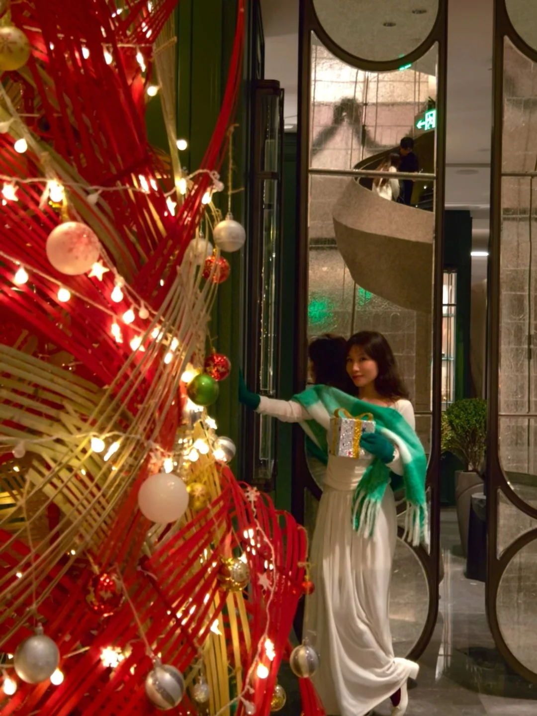 拒绝千篇一律！杭州这家酒店圣诞亮灯太高级！