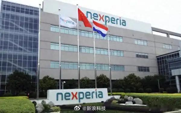 【#安世半导体中国区重建供应链#，东莞封测产能仍在恢复】原本安世半导体研发中心位于荷兰、英国、德国、中国，晶圆厂在德国汉堡、英国曼彻斯特，封测厂在中国东莞、无锡和马来西亚、菲律宾。如今安世中国拿不到境外安世晶圆厂的晶圆，安世荷兰也用不了安世中国控制下的国内封测厂。但记者走访了解到， ​