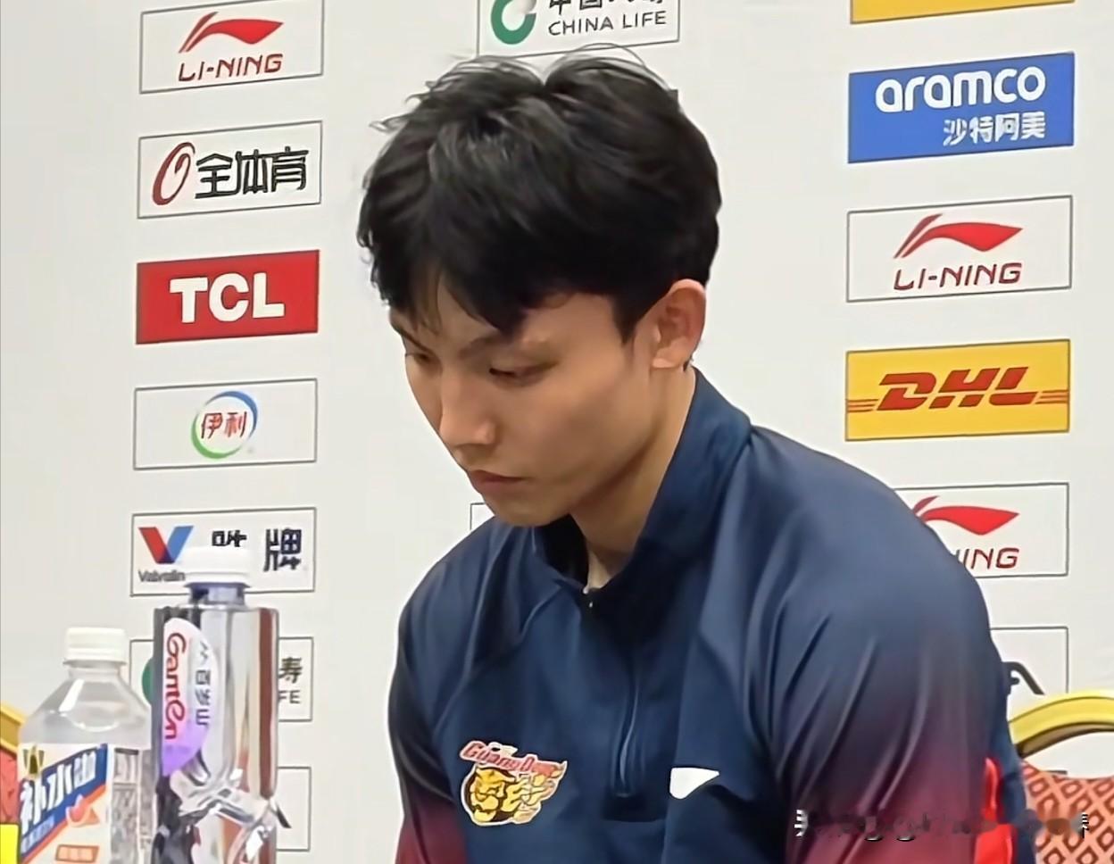 广东76-93惨败广州，赛后徐杰这样评价球队:  这场比赛我们依然没有...