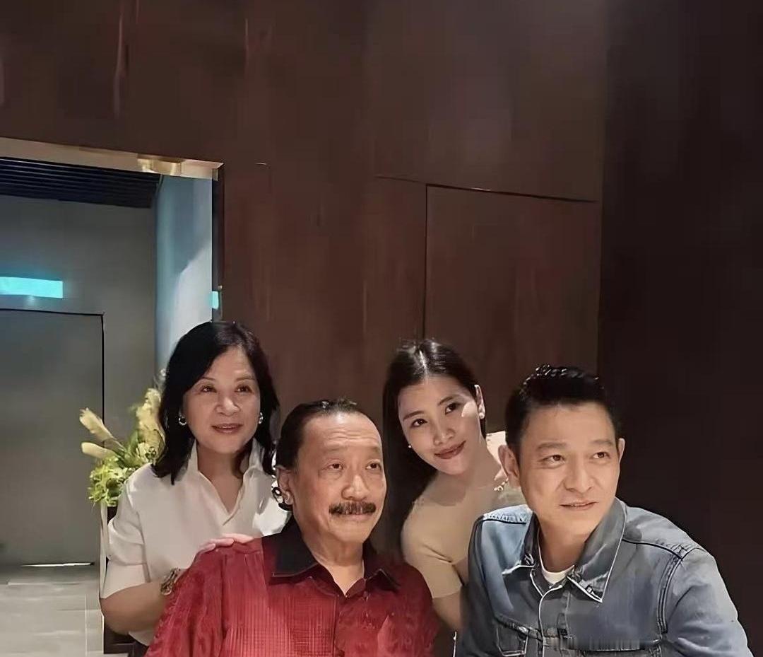 你敢信？在舞台上气场两米八的刘德华，陪老婆回马来西亚娘家，也得像普通女婿一样坐下来吃饭聊天。他这次陪着朱丽蒨回到家乡，和岳父陈志远一家共进晚餐。没有红毯和闪光灯，桌上可能就是几道家常菜、一杯热乎乎的马来西亚白咖啡，大家边吃边聊，跟咱们过年走亲戚没两样。说到底，再大的明星也躲不过“陪老婆回娘家”，该敬