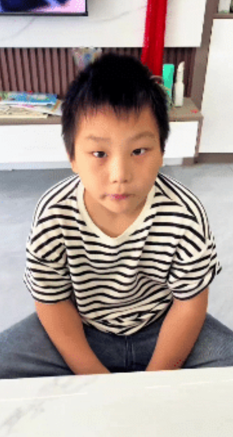 这个男孩火了！一小男孩把水杯放进书包里，结果漏水把语文书打湿了。怕被家长发现挨批评，他没哭没闹，自己找来白纸和笔，1:1&34;手搓&34;了一本语文书。网友：哪是什么盗版，分明是手抄版的孤本！

主要信源：（新浪网 ——课本被水弄湿怕被父母发现二年级小孩哥1:1纯手搓语文课本）

河南一个男孩把水杯放进书包没