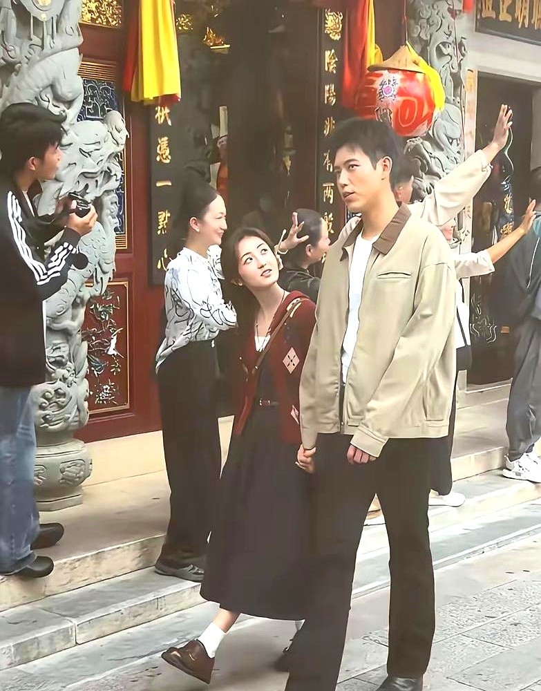 188的男主低头找镜头，160的女主仰头对台词，这同框画面绝了。

新剧路透一出，陈飞宇和张子枫站一块儿，摄影师估计得急出汗。镜头上下摇，要么切掉男主的头，要么卡掉女主的脚。

缉毒警配女法医，本该是硬核生死搭档。结果两人杵在街边对戏，硬生生透出一股接妹妹放学回家的错觉，根本想象不出后面的戏怎么拍。