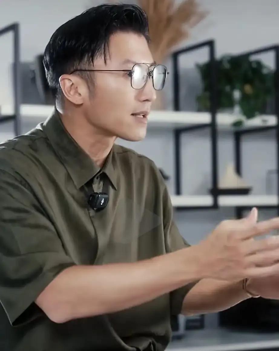 谢霆锋刚发的工作视频里，手腕上那只卡地亚手镯又明晃晃戴上了，直接打了一圈捕风捉影网友的脸

前两天谢霆锋去青岛干活，手腕上换了块表，网上立马有人揣测两人感情生变，未免有点草木皆兵

王菲前阵子带着李嫣现身阿那亚音乐节，手腕上的同款镯子可一直没摘下来过。人家当妈的专程去给台上的窦靖童助阵打气，同行被拍