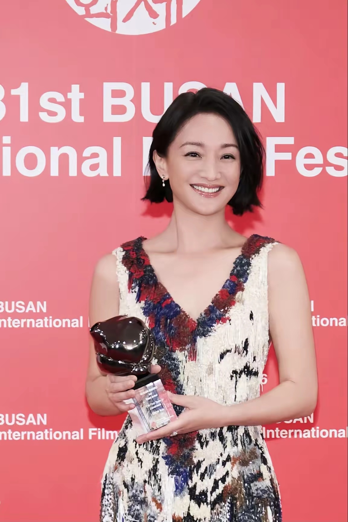 周迅终于一雪前耻！背了8年的锅，今天彻底放下了！恭喜周迅，拿下釜山电影节影后！
10月15日，第31届釜山国际电影节闭幕式，周迅凭《初次尝到寂寞》拿下主竞赛单元最佳演员奖。这是釜山正式升级为国际A类电影节之后，颁出的第一位影后，也是周迅职业生涯里首个国际A类电影节表演奖项。
自从2018年《如 ​