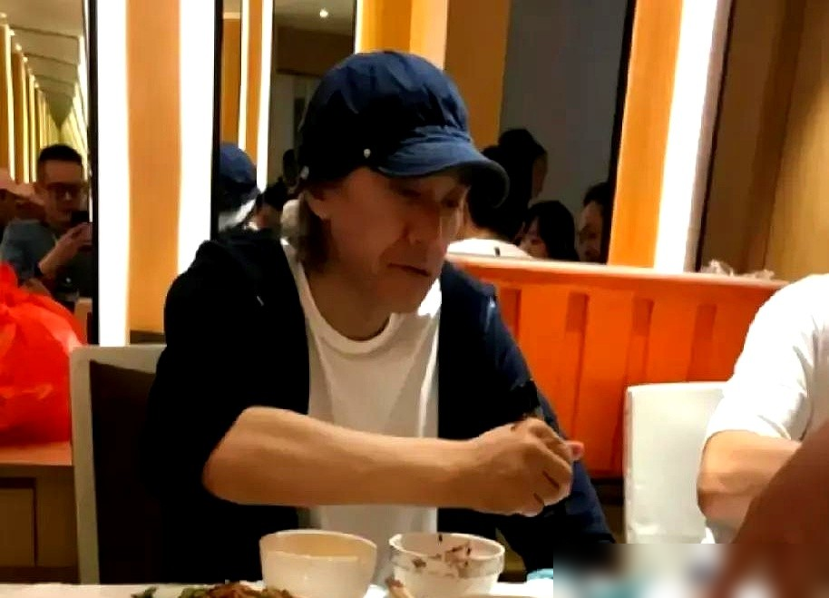 周星驰新片破23亿，居然缺席官方庆功宴！
转头自己掏钱攒局，只请了《少林足球》时期的一帮旧友。全程没提半个票房，挨个问每个人的近况、身体和工作，主动说手里有资源能帮就帮。
这事是田启文最近采访说漏的，达叔走后周星驰变了好多。以前不爱凑热闹不爱联络旧人，现在主动凑局见兄弟。
原来经历过失去，才懂