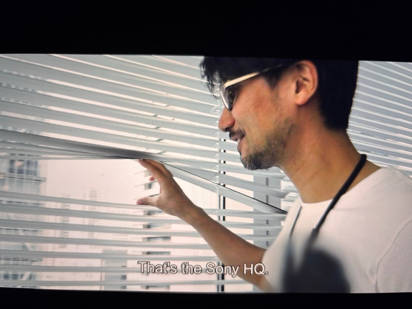 推特用户GenePark今日晒出了一组旧照——小岛秀夫兴奋地给观众介绍小岛工作室对面的索尼总部……[皱眉]

#果然有活##小岛秀夫工作室深化XBOX合作# ​​​