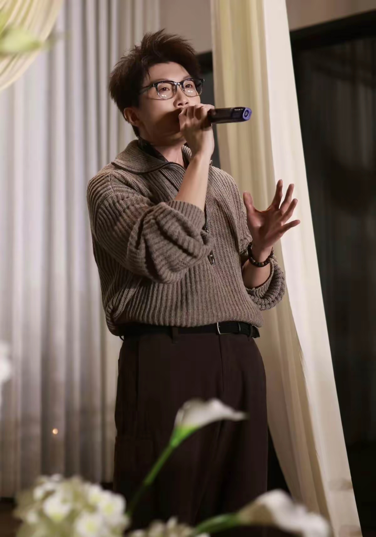 毛不易婚礼致辞，这不是坑人呢吗，换别人对你老婆这样说，你能得劲啊.还是在人家婚礼上，亲属朋友都看着，这女的也不咋地，和男人没有边界感.


10月20号前后，毛不易去参加发小佳奇的婚礼。两人从初中就认识，高中、大学一路走到北京，二十多年的交情。毛不易上台致辞，先学了句司仪的腔调“女士们先生们”，把场