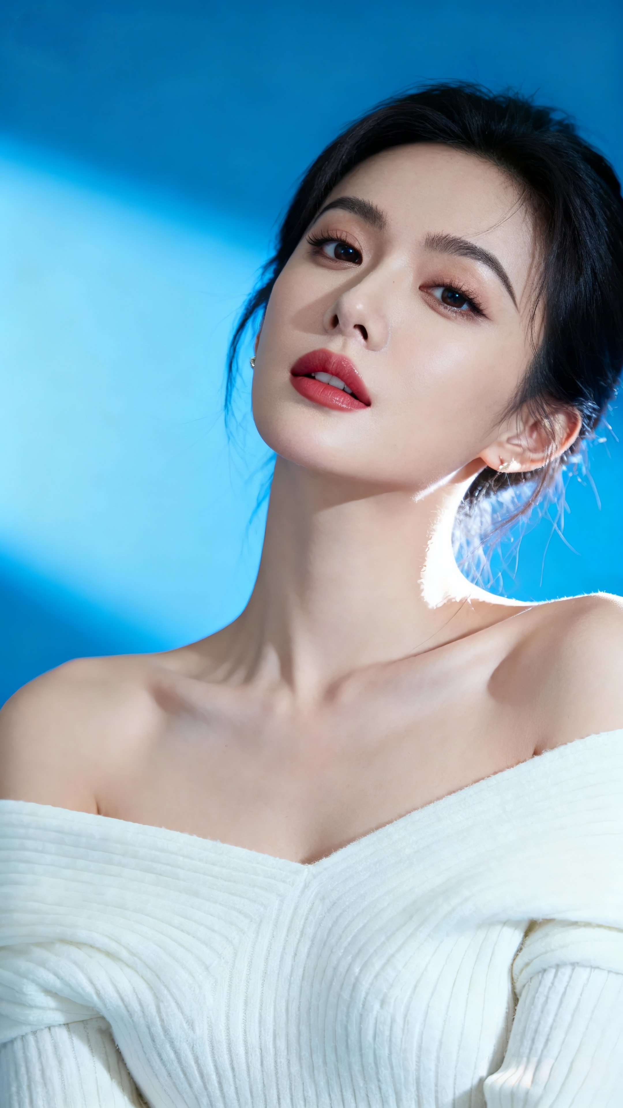 美女小姐姐，漂亮脸蛋，时尚服饰，穿白色毛衣裙，露单肩，轮廓分明，肤白貌...