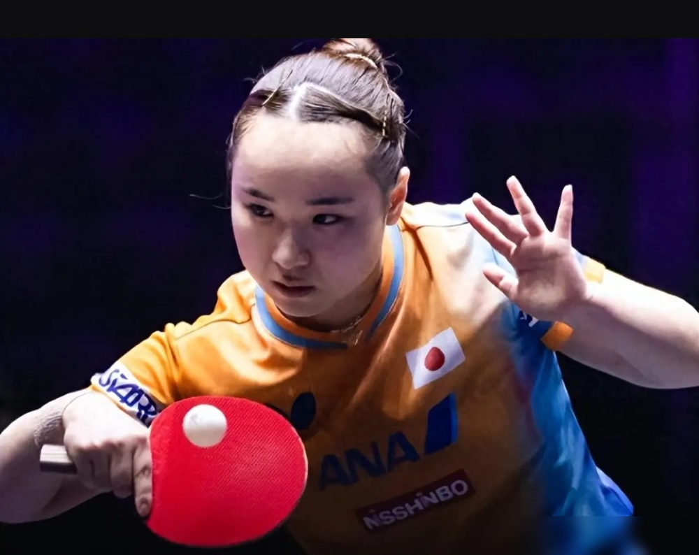 3比0，张本美和把伊藤美诚给扫了。
不是险胜，是三局从头压到尾。球路短得吓人，平均才2米3，根本不给你退台喘气的机会。反手拧起来就撕大角，伊藤的生胶弹击还没出手，球已经拐着弯飞走了。
3比5落后也不慌，上手就变线，速度硬吃。以前张本美和是快，但球路正，好防。现在不一样了，又快又难打穿，回球全是让