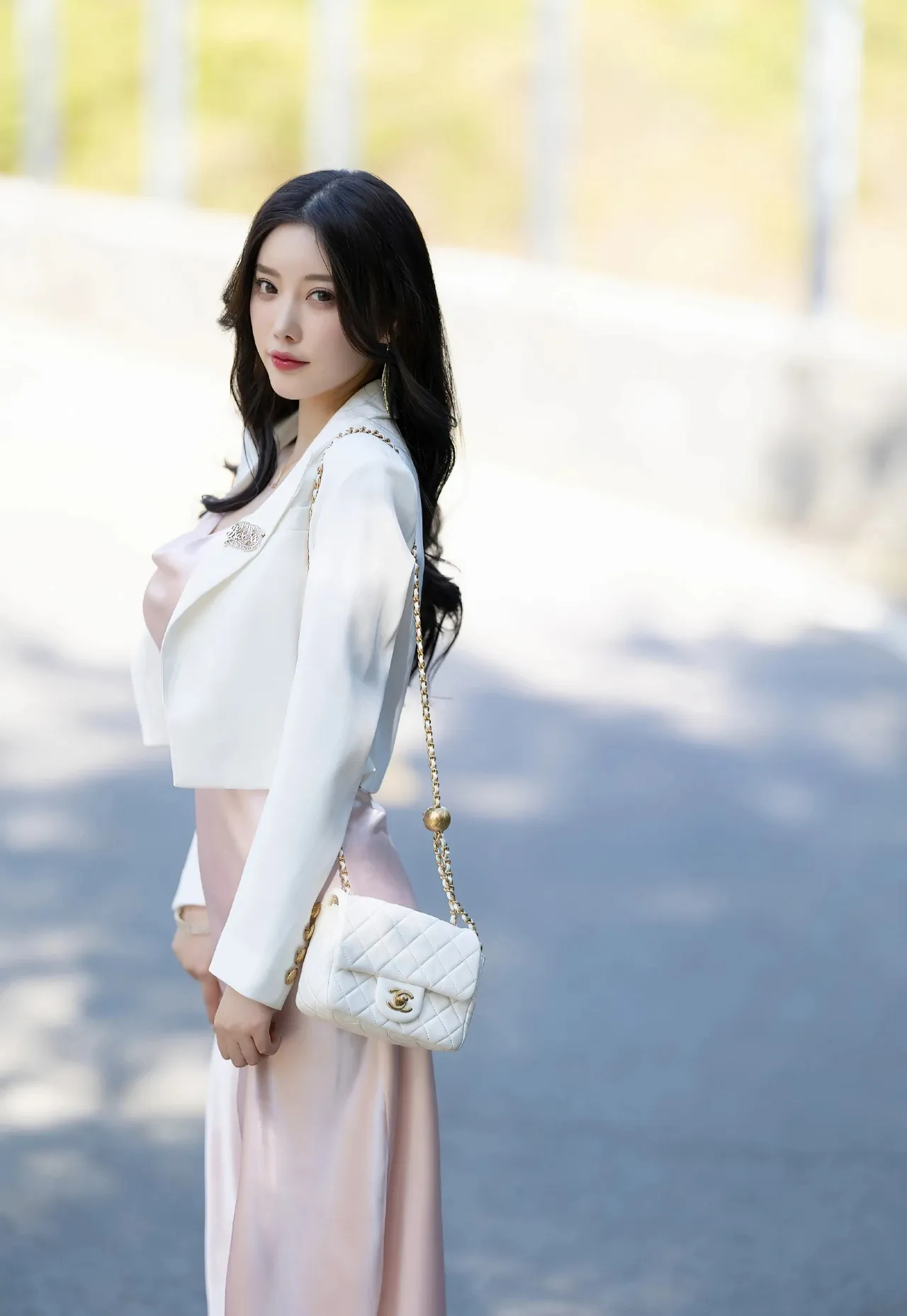 杨晨晨太会穿了，白衫粉裙，美腿，绮里嘉＃、 甜妹。🤓