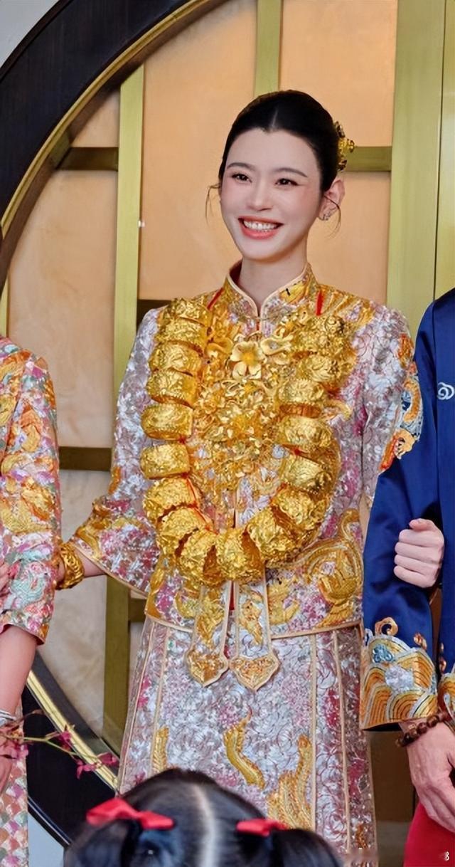 #何猷君奚梦瑶中式婚服# 奚梦瑶这身中式婚服也太震撼了吧！
 
胸前挂了至少9对实心龙凤金镯，加上头上戴的、手上套的，网友说得对，这跟“黄金围脖”有什么区别😂
 
但最让人惊叹的不是金子分量，是这套褂皇的工艺——唐宫廷盘金古法，整整3600小时手工缝制。一天8小时的话，得绣一年多？？这手工难 ​