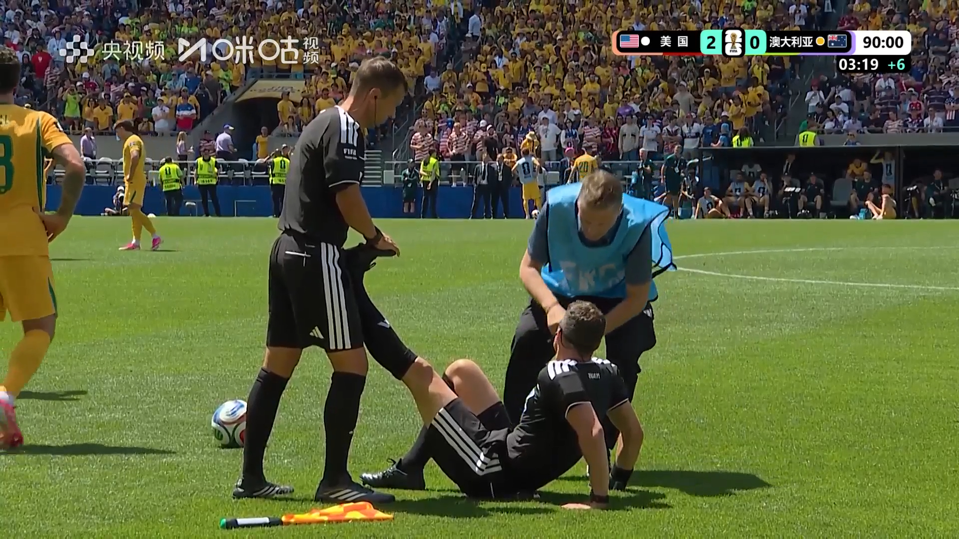 少见！主裁判抽筋了，今天的主裁是来自德国的茨瓦尔，边裁过来帮忙压腿，第...