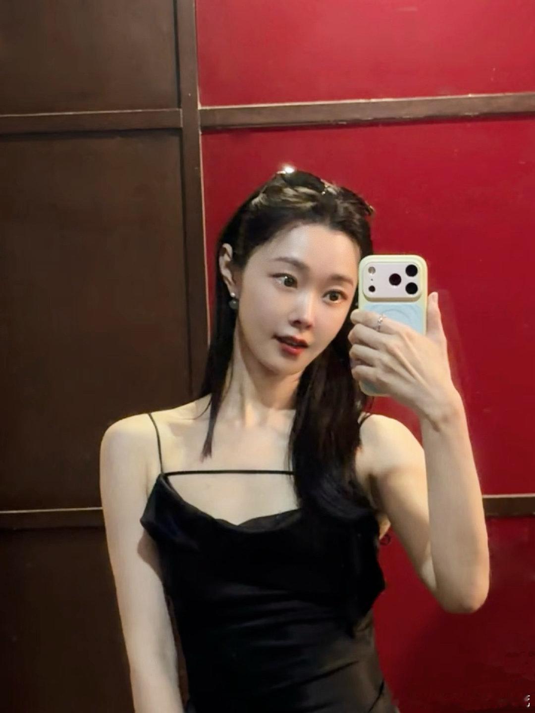 #宋轶[超话]##宋轶谢柔甲#[爱慕]sy#宋轶 豹隐南山# sy
不必在别人的花园里寻找自己的花期，你有独一无二的生长节奏。
宋轶｜谢柔甲​