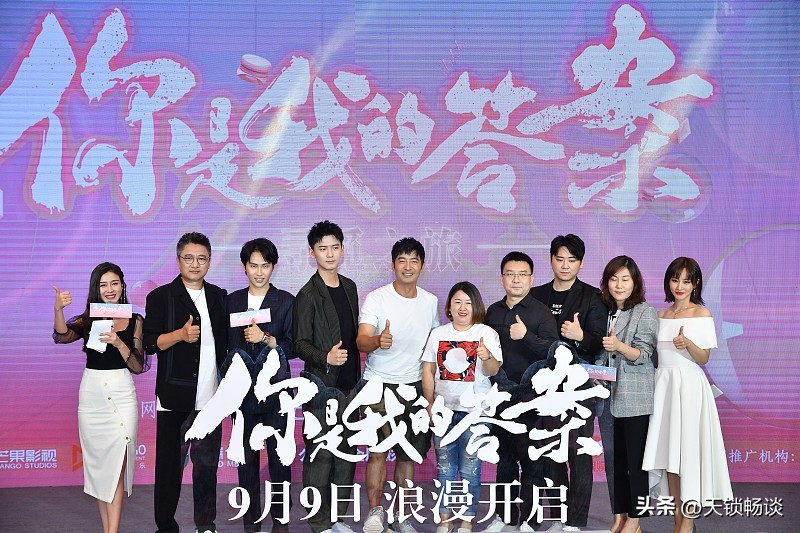 坐拥千万粉丝的张凯毅9月19日官宣离婚，这段曾靠四斤黄金凤冠、四克拉钻戒求婚刷屏全网的“网红+艺术家”浪漫范本，闪婚不到两年就画上句号。
她坦言高估了自己经营婚姻的能力，低估了柴米油盐的消耗，孩子没成婚姻纽带反倒成了软肋，好在抚养权归她，哺乳期敢果断抽身，也算清醒。之前铺得有多满的浪漫滤镜，碎得就有