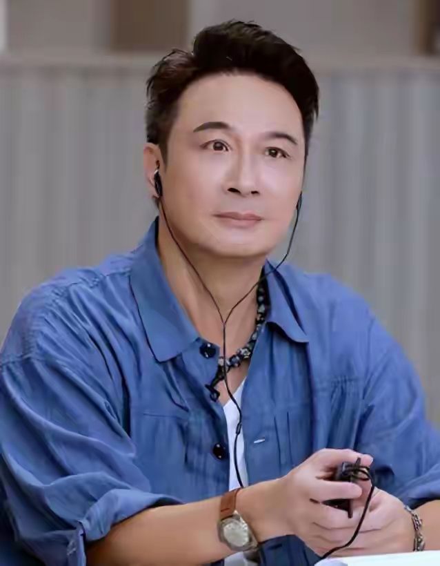刷到吴镇宇最近的近况图真的有点唏嘘，64岁的他脸颊凹陷瘦得颧骨都凸出来，整个人状态看着比实际年龄老了不少。
他和妻子王丽萍风风雨雨走了25年，当年为了护着家人直接把家安在远离闹市的清水湾，几乎没让妻儿在镜头前露过面，这么多年零绯闻的圈内模范夫妻，私下里却藏着最戳人的遗憾。
当年费曼在综艺里意外摔伤，