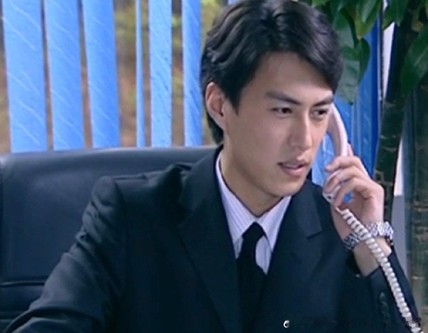 #靳东[超话]# 
接個電話都要這麼帥的嗎

#马少飞##伤不起的青春# ​