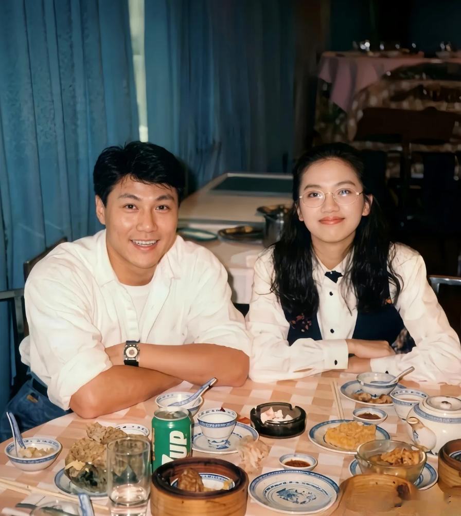 原来梅艳芳曾今是他的女友。这张照片拍摄于1991年，当时28岁的梅艳芳与31岁的林国斌是情侣，那时的梅艳芳已经处于事业巅峰期， 而林国斌则是成家班的成员，因为饰演《破坏之王》里的“断水流师兄”而广为人知。