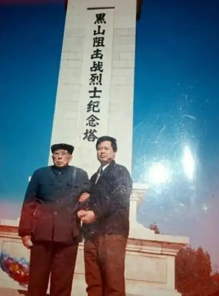 九十年代初，晚年时期的原辽宁省军区司令员，沈阳军区顾问贺庆积将军由儿子搀扶重回黑