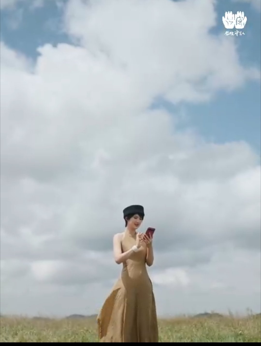看完Vlog我有个感受，现在手机真的在降低记录非遗的门槛。
姚安娜在贵阳山里采风，就拿华为Pura X View到处拍苗绣与山野风光。拍完靠阔屏沉浸式翻看拍下的片段。遇到看不懂的民俗，直接唤醒小艺伴随式AI就地科普。
两百克左右重量塞口袋就出门，不用扛笨重相机，普通人也可以记录身边人文。
 ​