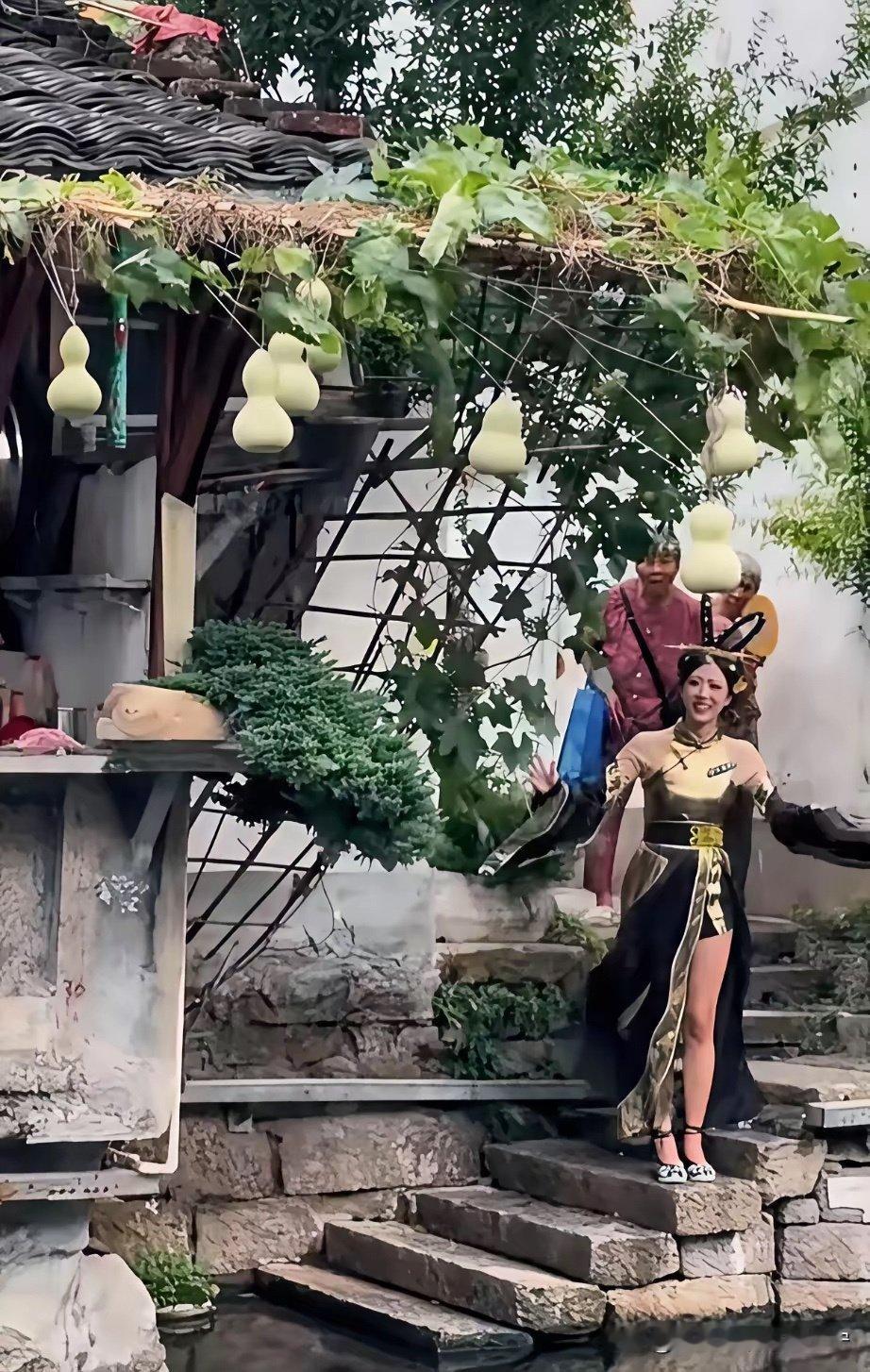 这“蛇精”是懂流量的，绍兴葫芦娃刚一火，她立马就跑来了 ​