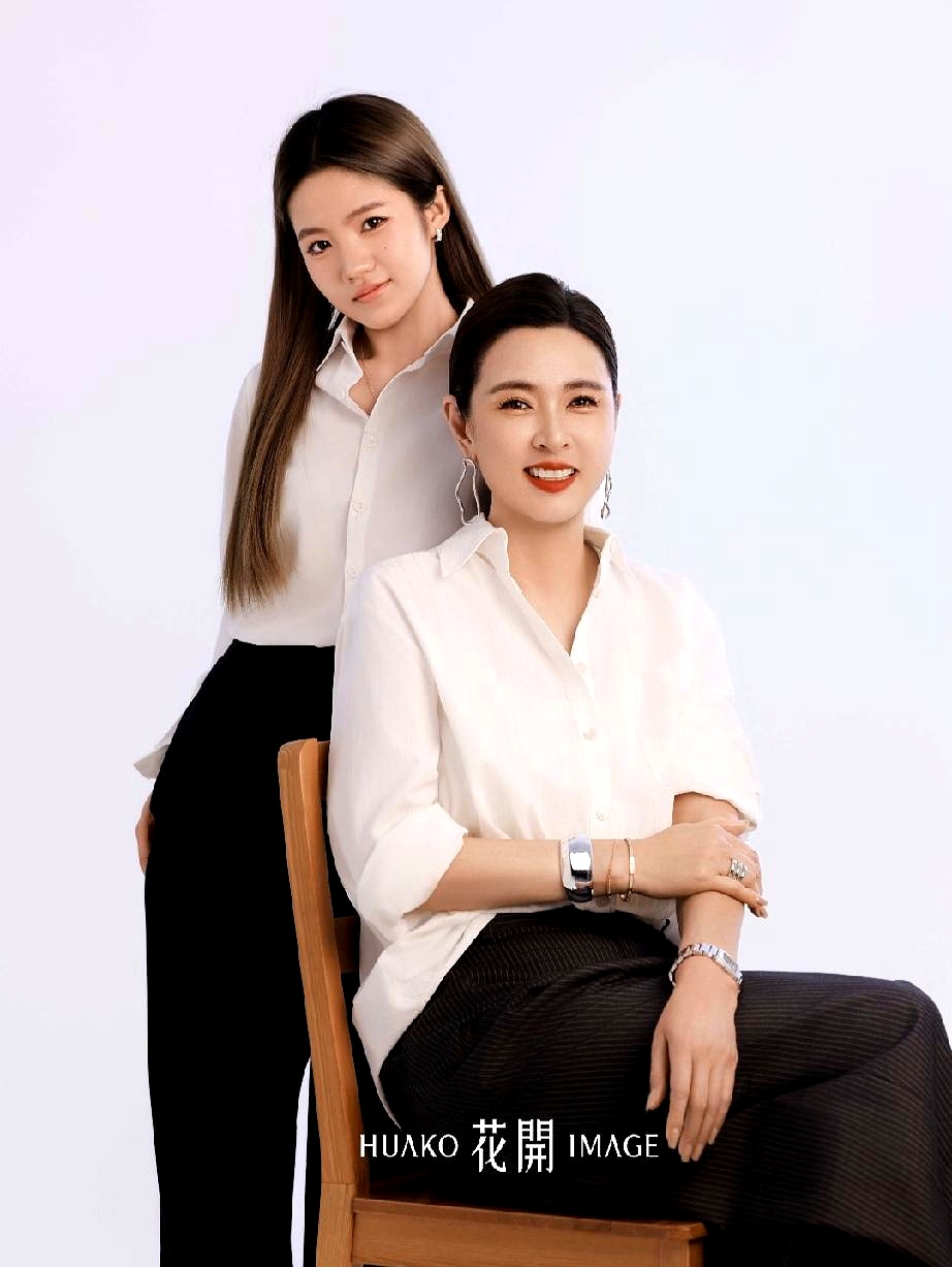 李勒优和崔晋母子闹到今天这一步，不少人劝姑娘各退一步，把账算明白继续合作，可大家搞反了一件事：这场网络流量里，到底是谁在依附谁
 

当年靠着节目结缘，崔家确实给了庇护和平台，但这么多年过去，几百万人天天蹲守更新，冲的可不是看少爷炫富，心疼的自始至终都是这个大山里熬出来的姑娘
 

真要是撕破脸退回