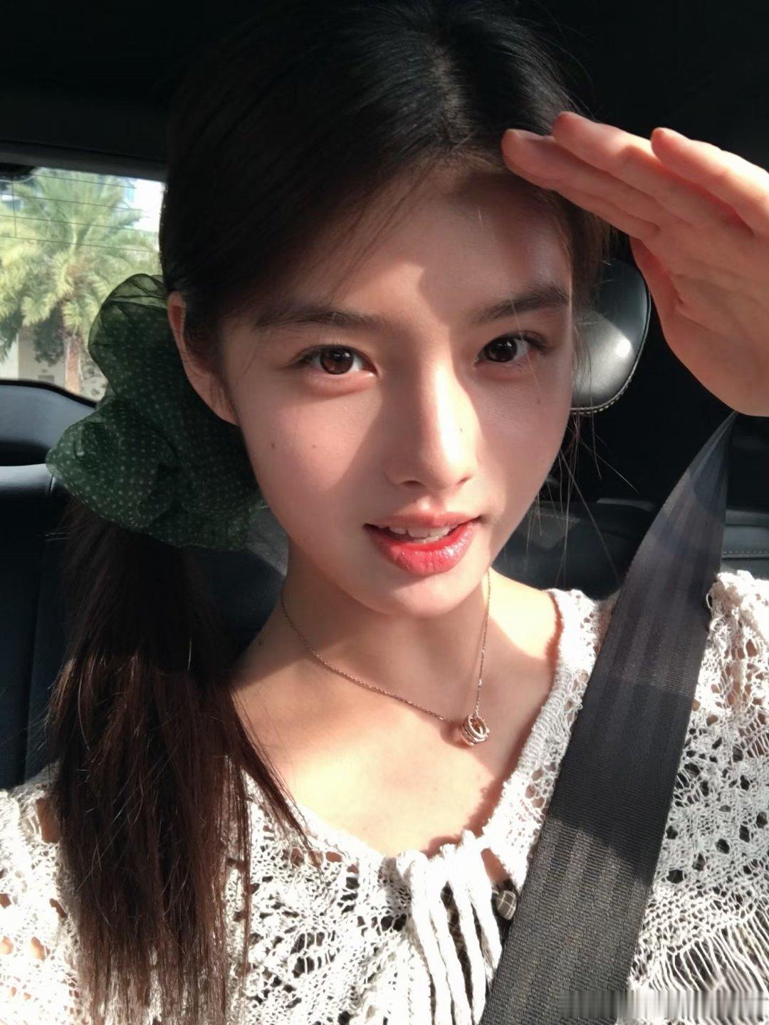#艾米[超话]# 看到你漂亮的眼睛能一直笑 也算我幸福的一种​