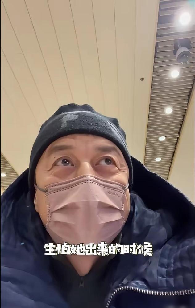 李亚鹏接机被女儿无视？别急着笑卑微老父亲。
画面里他凑上去搭话，李嫣双手拉着行李箱，眼皮都没抬。大家热议：当年替你打记者，现在连个眼神都不给？
可他把话说明白了：隔着栏杆，姑娘两手都占着，并非高冷，只是没手。
2008年曼谷机场，两岁的李嫣刚做完唇腭裂手术，记者把镜头怼到脸上。他踢人、掐脖、摔