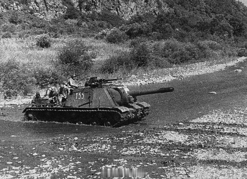 1945年，苏联ISU-152重型自行火炮，车体战术编号155，在向满洲里行军途中渡河。该自行火炮很可能隶属于第395近卫重型自行火炮团。照片摄于牡丹江省（现牡丹江市）穆棱市附近的穆棱河。摄影师：亚历山大·斯塔诺沃夫。#烽火问鼎计划# ​