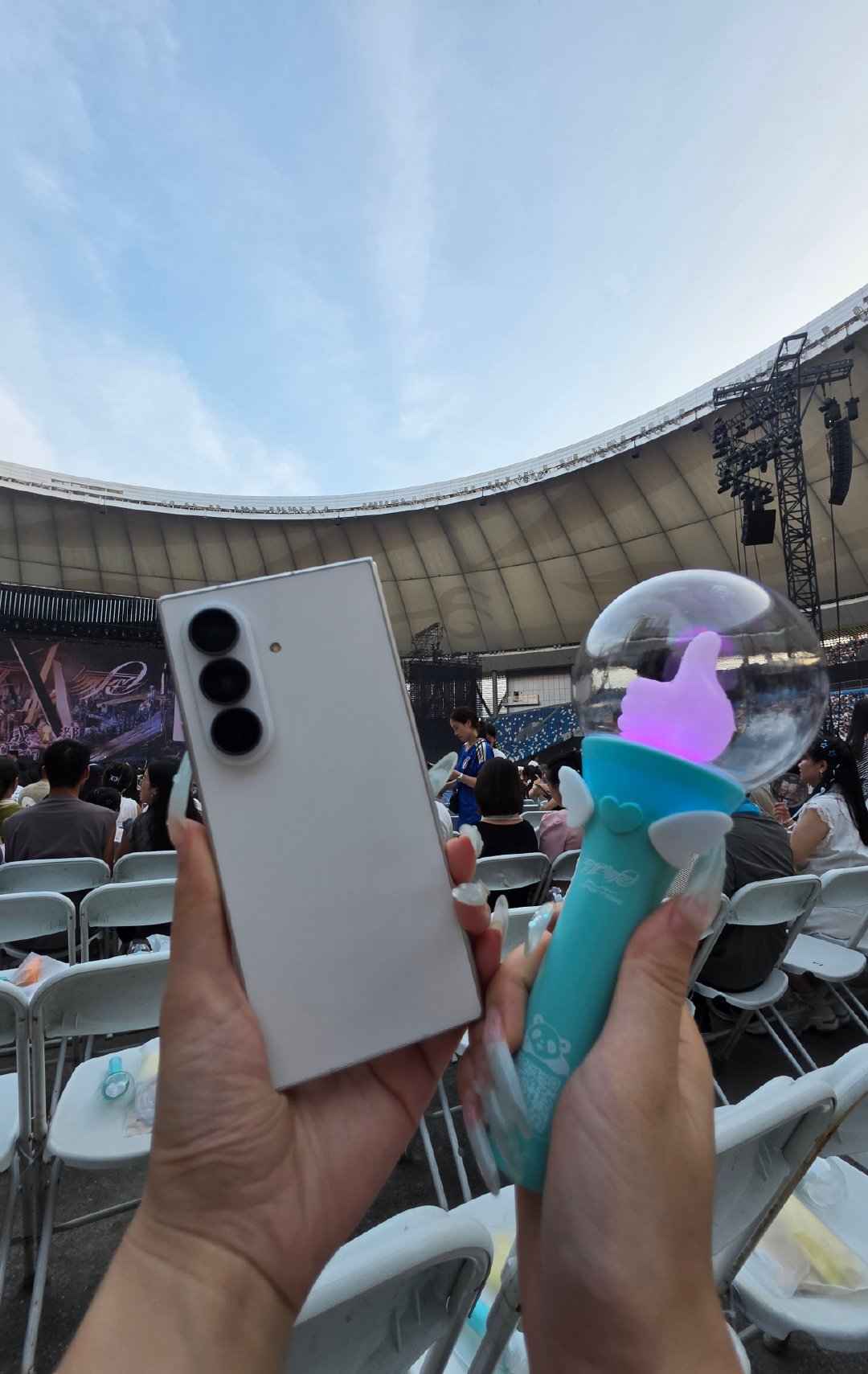 张韶涵成都站现场，用 Fold 8 Ultra 抓拍舞台高光时刻，成像速度快，画面也足够清晰#张韶涵玩家巡回演唱会##张韶涵演唱会##三星ZFold8Ultra# ​