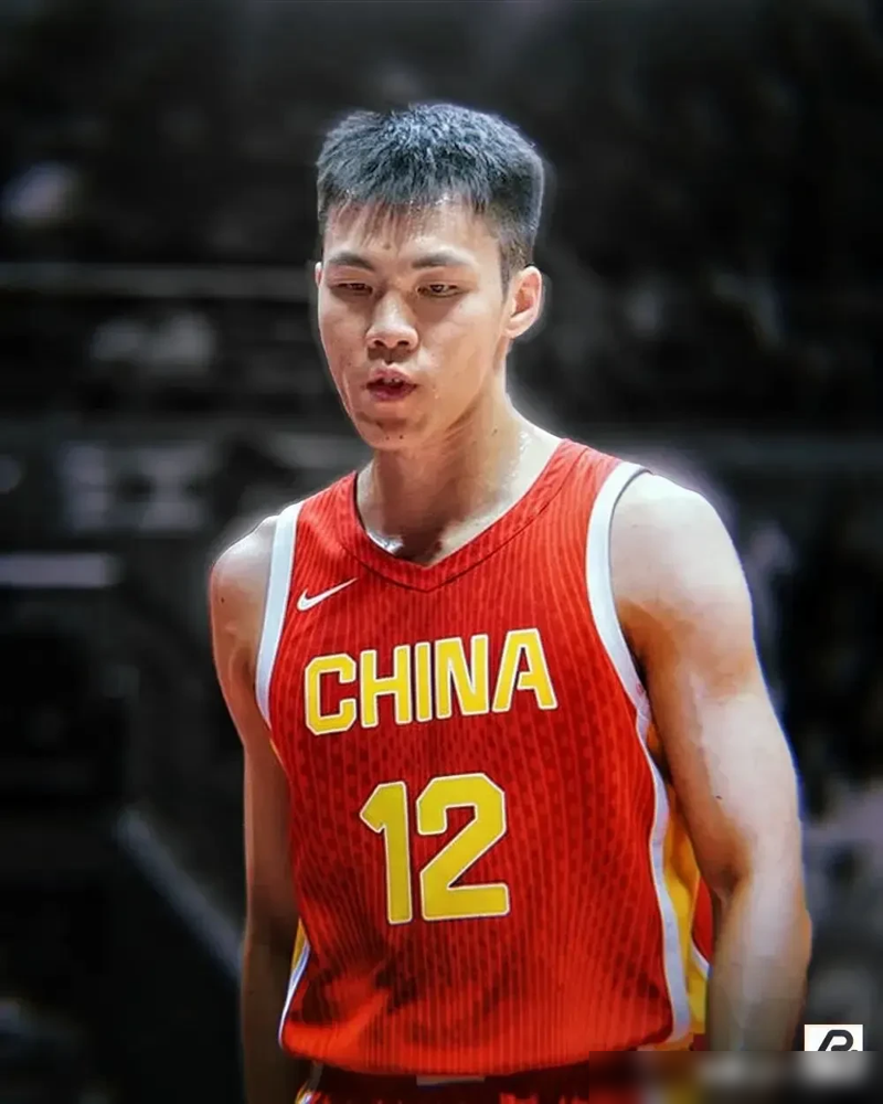 赵继伟一伤，郭士强反手把庞峥麟塞进国家队，徐杰连大名单都没进。
很多人看不懂，徐杰好歹打过国际赛，庞峥麟27了才第一次穿国字号球衣。6月3日首秀打KK FMP，20分钟拿10分，2个失误，郭士强赛后原话：作为一号位，组织配合、控制节奏，他还需要提高。
说白了，郭士强看中的根本不是控卫那套活儿。庞