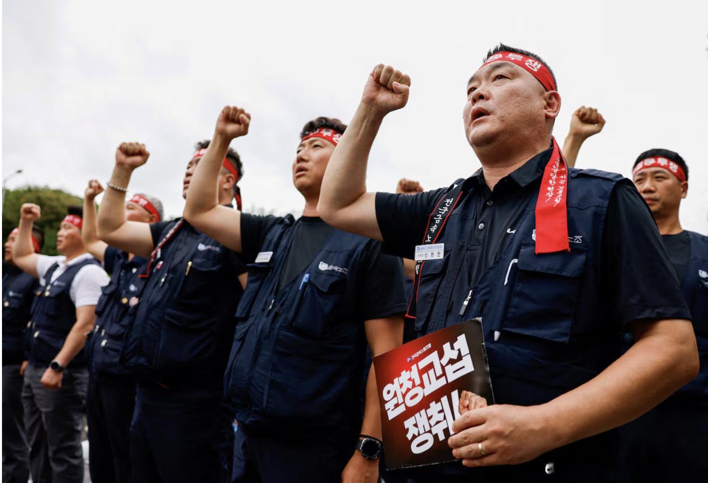 #罢工结束现代同意涨薪4.1%# 当地时间9月1日，现代汽车韩国工会以61.55%的赞成票通过劳资协议，结束持续数周的罢工与谈判。协议包括基本工资上调4.1%、相当于基本工资400%的绩效奖金及其他补贴；双方还将继续讨论AI、机器人等新业务对就业的影响。现代汽车在一份声明中表示：“双方都认识到，人工智能 ​