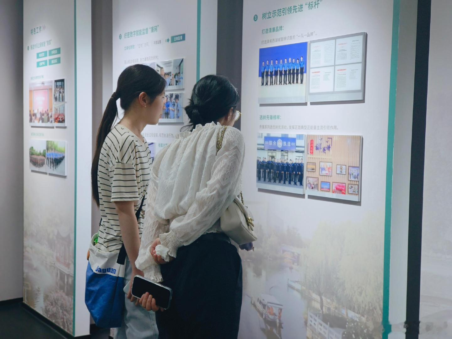 #浙就很杭州#【廉政+礼仪双课堂 赋能城管青年成长】西湖区综合行政执法局在湖光巷廉政馆开启蓝橙课堂职场礼仪培训，组织近三年新进人员及城管代表参与。大家参观廉政馆、接受廉洁熏陶，元晓敏老师围绕执法仪容、公务规范、沟通话术开展实操教学。活动将廉政教育与礼仪培训有机融合，既筑牢廉洁防线，也 ​