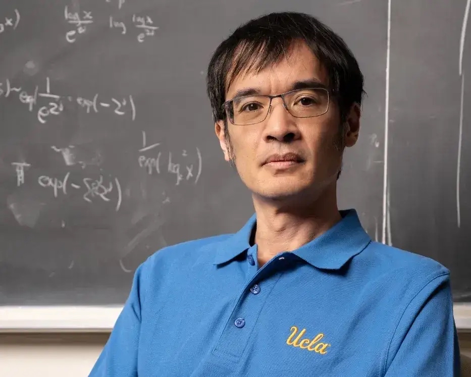 罕见集体发声！25位顶尖数学家联名警告：AI正在毁掉数学研究

9月12日，全球数学圈爆出重磅震动！大名鼎鼎的数学家陶哲轩，联合25位不同年份的菲尔兹奖得主共同发布公开信，直接点名批评OpenAI的行业做法，直言当下AI行业的内卷模式，正在严重伤害数学学科发展、扰乱整个数学科研共同体的生态，引发全网