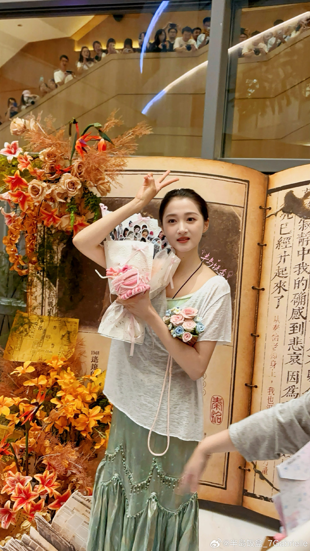 #关晓彤[超话]#  [抱一抱][抱一抱]上个月话剧的照片，我终于舍得发出来了[色]一天自己欣赏2778遍[捂嘴哭][捂嘴哭] ​