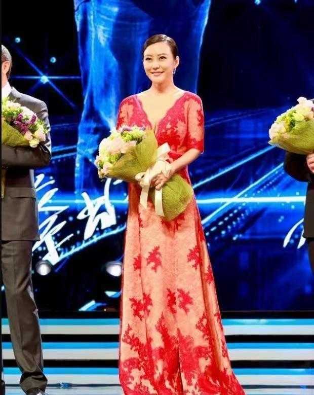 刷到郝蕾最近几组公开活动造型我直接拍桌，这才是内娱熟女该有的状态，哪需要饿到面黄肌瘦凹上镜感？
其一，她从来没被“上镜必须瘦20斤”的歪理PUA，大大方方接纳自己的丰腴曲线，骨架舒展肩颈打开，整个人的松弛感比啥P图滤镜都管用，根本不需要靠体重数字定义美。
其二，微胖穿搭根本不是全身上下捂成粽子藏肉，