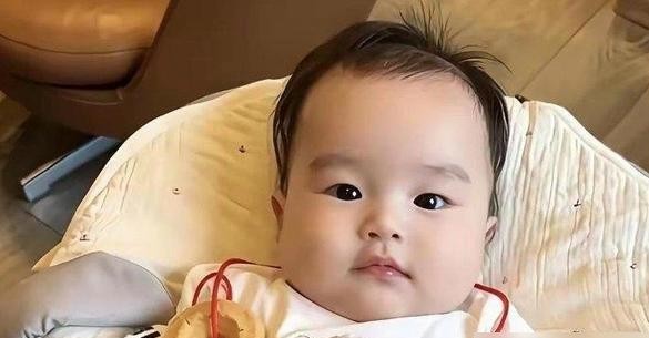 汪小菲球场边上那个穿百褶裙的“新欢”，查到最后竟然是自家媳妇。
网友前两天拿着放大镜扒图，言之凿凿说他身边又换了辣妹，遮阳帽一戴、短裙一穿，怎么看都不像马筱梅。
结果正主开直播轻飘飘一句：那就是我。
合着换了个运动风穿搭，不仅全网福尔摩斯集体看走眼，连她自己的朋友当场都没认出来。这一波乌龙，属