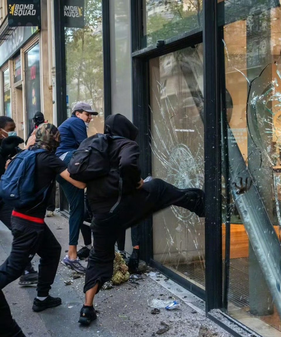 法国暴乱，已经蔓延到意大利、西班牙、比利时等多个国家……
欧洲就是好，有打砸抢的自由，继续作吧！[doge]

#欧洲多国爆发示威##法国暴乱# ​