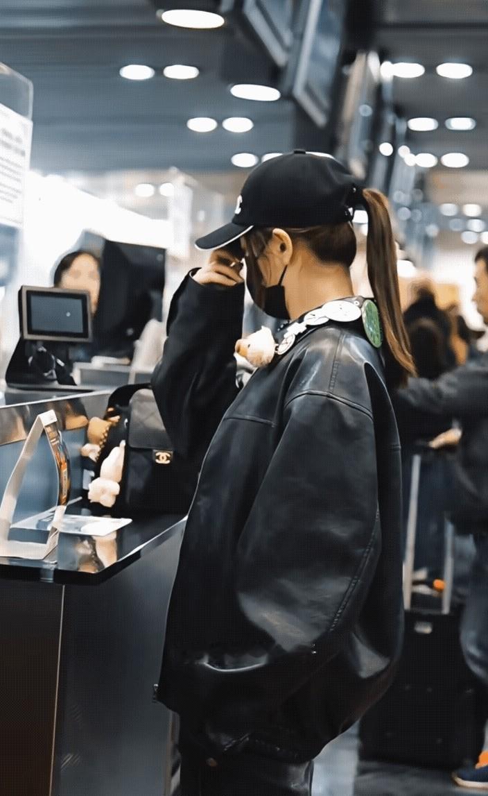 11月21日，结束全运会之旅的陈梦启程回京，脱下运动服，穿上私服的陈梦...