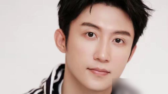 黄景瑜在采访里说自己端过盘子，烧过炭，干过客服，语气跟报菜名一样平静。
别人藏着掖着的黑历史，他直接摆桌上。端盘子那会儿一天站十几个小时，脚肿得穿不进鞋。烧炭更狠，大夏天守着炉子，脸烤得脱皮。后来当客服，被骂祖宗十八代还得回“亲，您消消气”。
再看现在，CCTV-8黄金档的《重器》刚播完，转头又