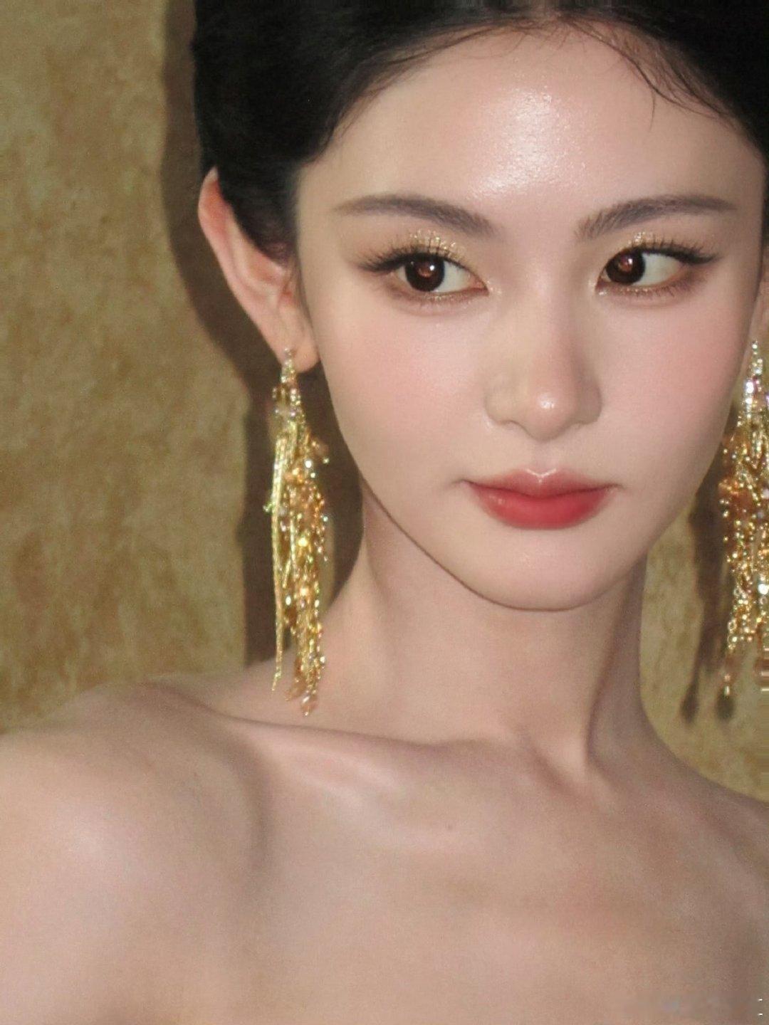 #赵晴[超话]#这个中国国籍时装周的妆造服饰都好牛啊，把赵晴衬得好高级！！狠狠夸！#赵晴##明星##明星大咖汇##赵晴怎么美成这样了# ​