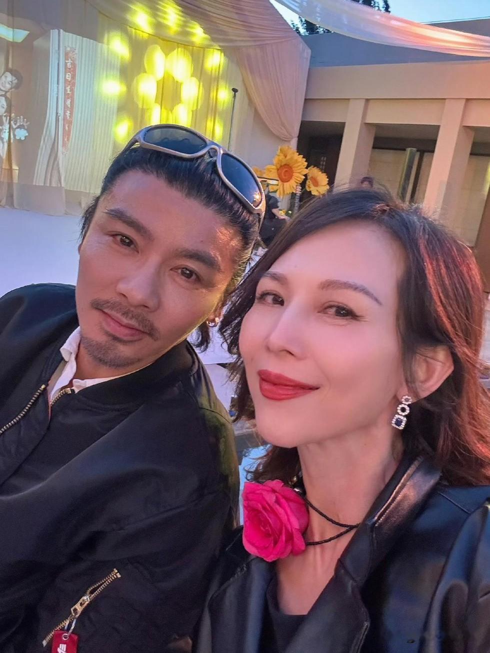 蔡少芬半夜拖行李箱走，张晋没拦，回头只问了一句话

蔡少芬在节目里自己讲的，有一次她和张晋吵架，吵着吵着，她提了分手，半夜，她拖着行李箱往外走，张晋走在前面，她哭了，张晋回过头，问她：以后还敢不敢说分手了？蔡少芬说：不敢了。

当时是半夜，街上没什么人，她拖着箱子在后面，他走在前面，没有争吵，没有拉