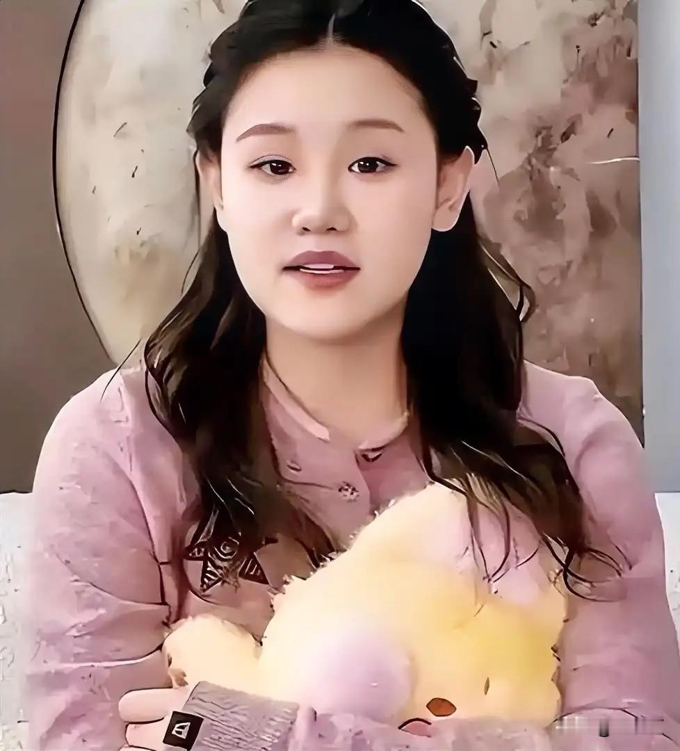 难道就没人发现不对劲吗？
张家齐从不提她爸爸，
妈妈不说，嘉宾不问，连节目组也从没提到这个人，大家很有默契，也很奇怪。

当听到邵子恒说起家里尊重边界、愿意认错的父亲，张家齐脱口而出那句玩笑话，背后藏着满满的羡慕。玩笑的外壳之下，是长久缺失父爱的心酸。

很多家庭里，父亲角色的缺位常常被大家忽略，矛
