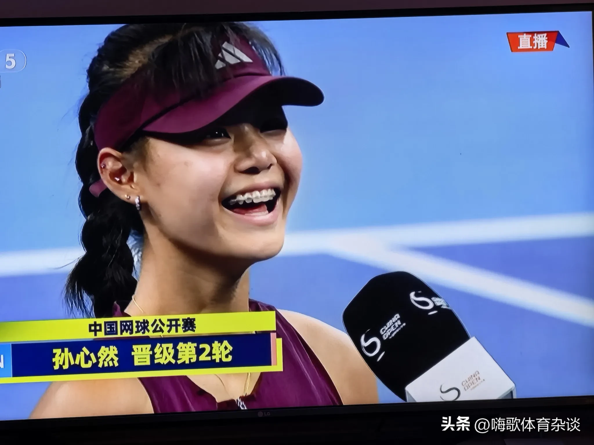 小将孙心然打入中网第二轮。
记者采访她对这场比赛的看法，
她首先说到，其实不希望这样的方式晋级第二轮，也祝愿对手早日康复。
这么小个姑娘，这情商真的是高...！