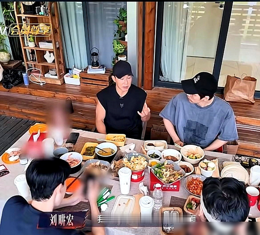 刘畊宏第一次听说吴尊洗澡要一小时，当场就绷不住了。
辰亦儒早爆料过，吴尊是性格洁癖，马桶绝对不能让别人用。有回辰亦儒在他家上了个厕所，吴尊记了好几天，专门跑辰亦儒家报复性用一次马桶。
更狠的是计划强迫症。女儿neinei每天下午四点半必须洗澡，雷打不动。哪怕正录着节目，吴尊立马中断，抱孩子回家，