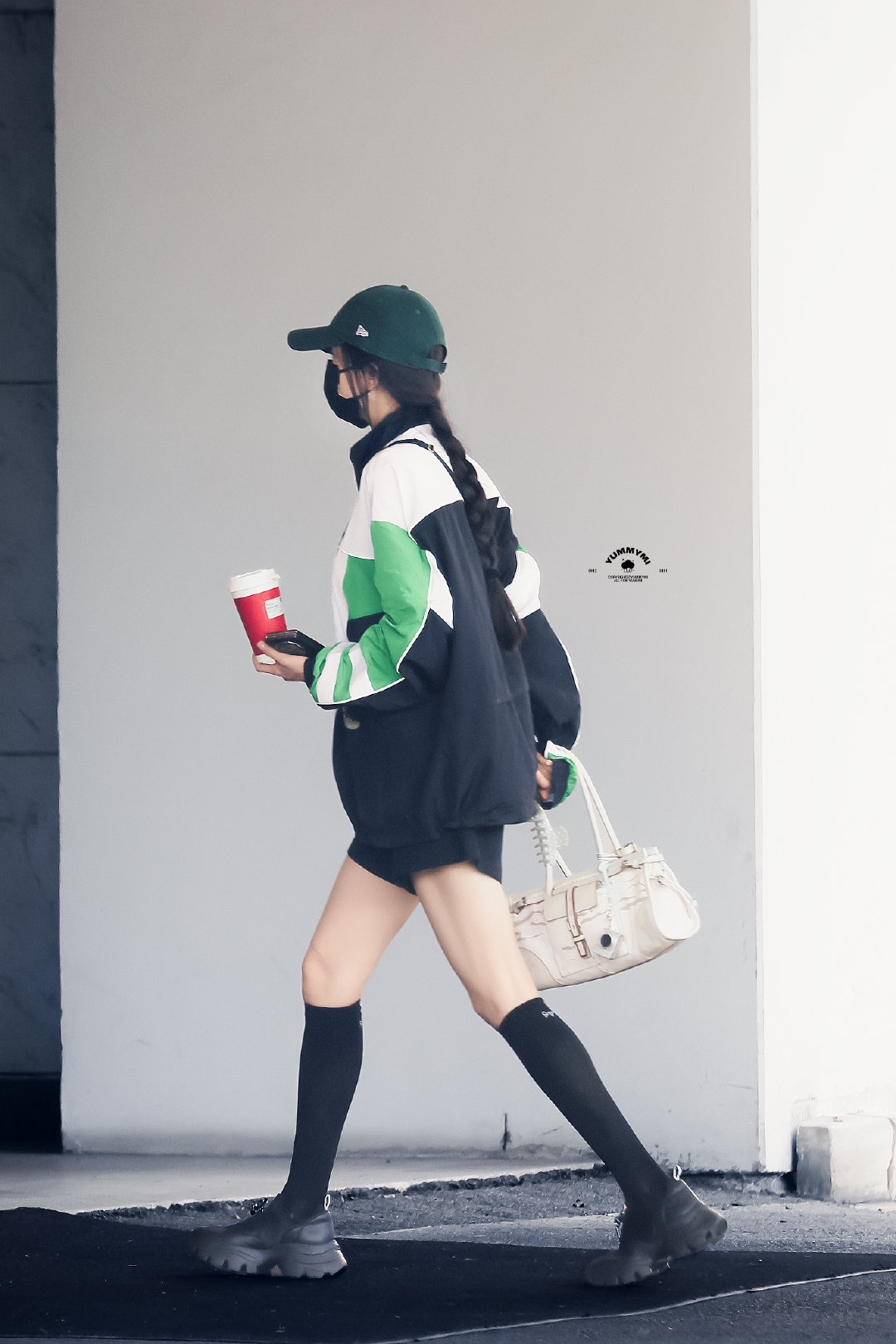 #杨幂[超话]# [开学季] #杨幂私服# 

260819 上海出发✈️

库迪 and 🐝💚

​