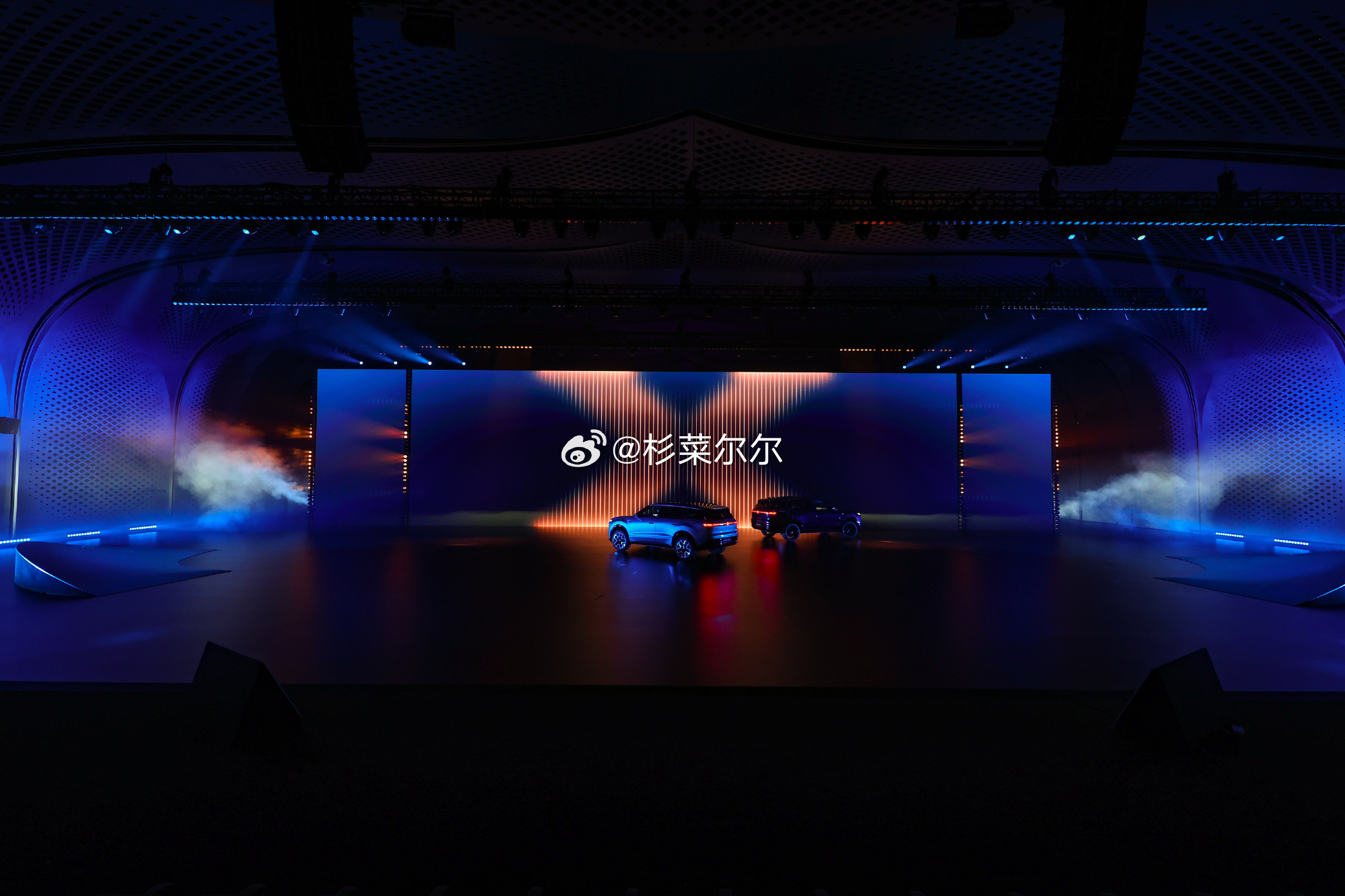 #李治廷的新搭子8X 20.68万起夯爆了#   ID. ERA 8X

[打call][打call]最近刷到李治廷超帅的自驾漂移大片！终于懂他为啥pick这台车当专属出行搭子✨

上汽大众ID.ERA 8X正式上市！20.68万起的德系增程大五座SUV，真的把家用党的心拿捏死死的！
 
🚗🚗四种生活模式！8X全场景适配太懂普通 ​