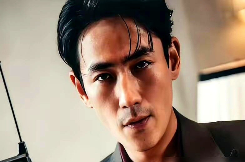 梁家辉拿着麦克风，看着朱一龙脱口而出：“和你演对手戏，此生无憾。”

电影《空枪》路演现场，这句评价分量太重。

朱一龙这次演了个悍匪。为了贴合角色，他从零开始死磕粤语。路演台上，他直接用流利的粤语和梁家辉对答如流。

戏里有场“俄罗斯轮盘赌”。他把那种把命别在裤腰带上的状态，演得让人后背发凉。连拿