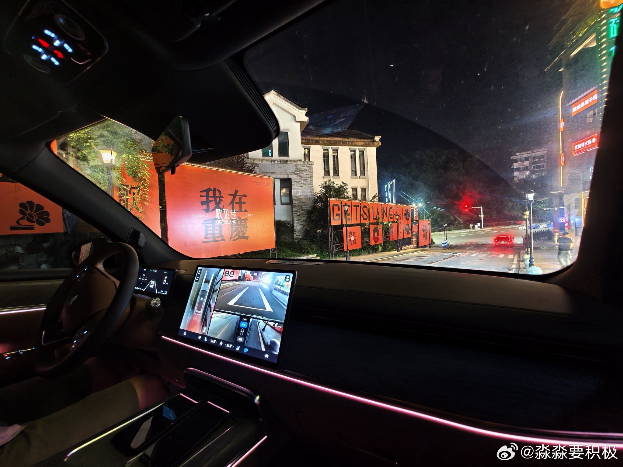 开华境S这一个月，最直观的感受是：这台车是真的把"全家人都照顾好"当成了头等大事。最让我惊喜的几个点：

· 空间没得挑，第三排真能坐人：5米2车长、3米1轴距，第三排坐垫够长、靠背能125度电动调节，我1米78坐着腿部还有一拳余量，侧窗也大不压抑，孩子抢着坐。满座6人后备箱还能塞下3个行李箱加露 ​