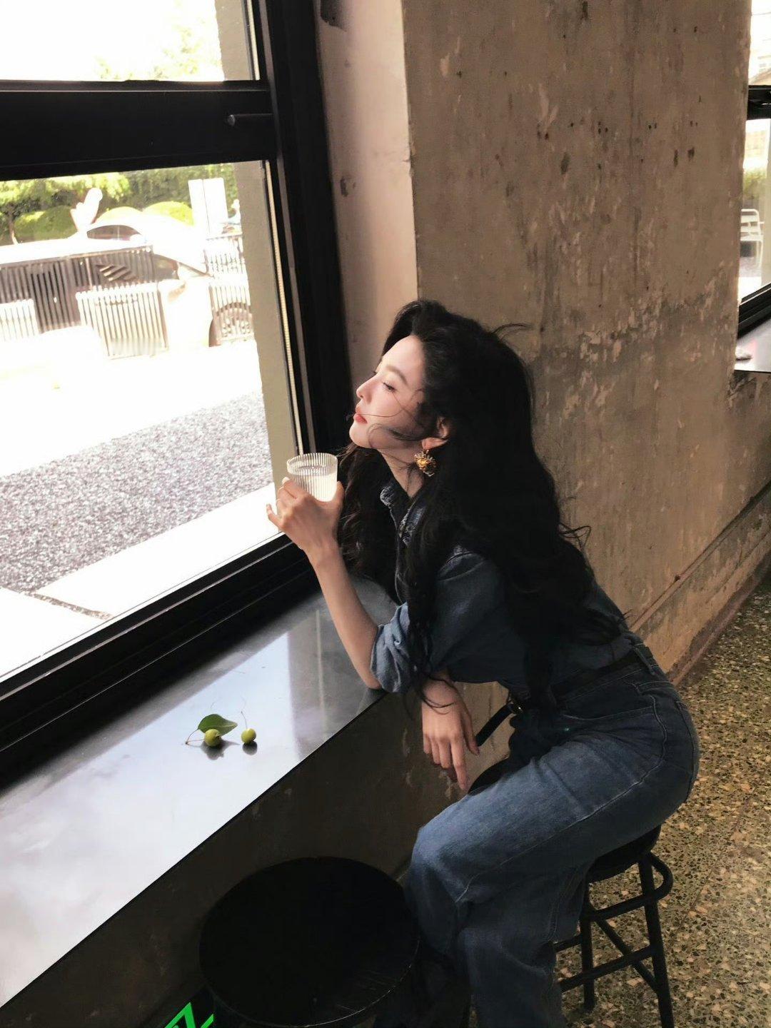 #章若楠说大家卸了妆都长一样#就是看一眼给人很清爽的感觉啊化解了大家的容貌焦虑，打破明星都是天生完美的这种滤镜，这个章若楠真的好会说 ​